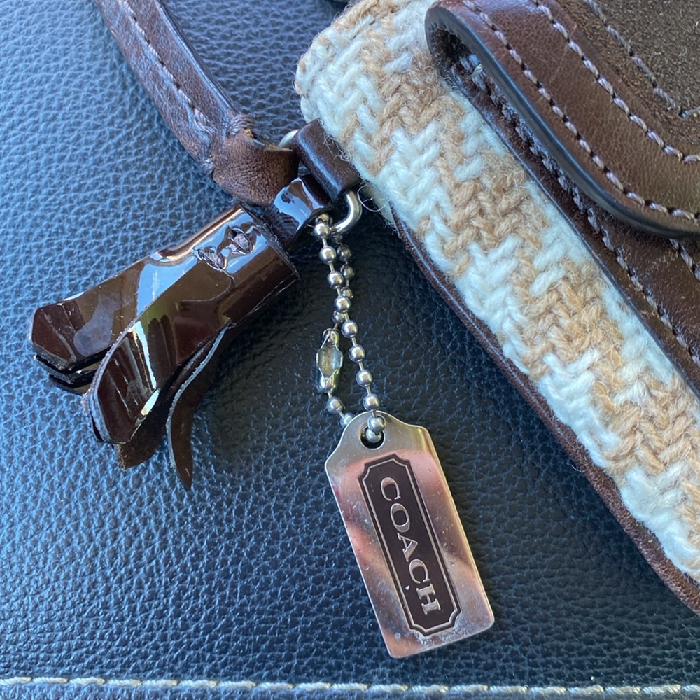 Coach suede and wool woven brown wristlet turn lock w/hangtag and tassel - Picture 7 of 17